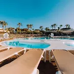 Hl Club מלון